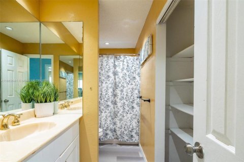 House in North Lauderdale, Florida 3 bedrooms, 119.66 sq.m. № 1890392 - photo 10