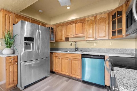 House in North Lauderdale, Florida 3 bedrooms, 119.66 sq.m. № 1890392 - photo 7