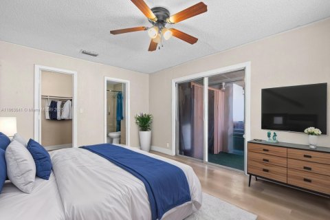 House in North Lauderdale, Florida 3 bedrooms, 119.66 sq.m. № 1890392 - photo 9