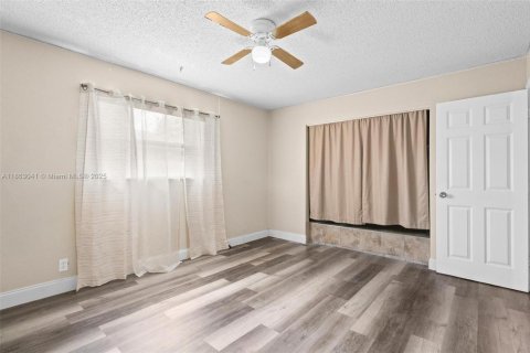 House in North Lauderdale, Florida 3 bedrooms, 119.66 sq.m. № 1890392 - photo 15