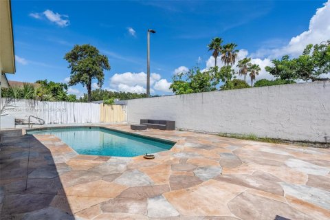 House in North Lauderdale, Florida 3 bedrooms, 119.66 sq.m. № 1890392 - photo 24