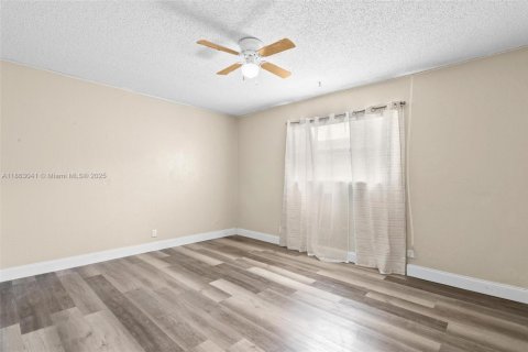House in North Lauderdale, Florida 3 bedrooms, 119.66 sq.m. № 1890392 - photo 17