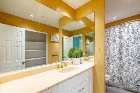 House in North Lauderdale, Florida 3 bedrooms, 119.66 sq.m. № 1890392 - photo 11