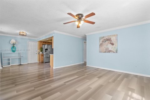 House in North Lauderdale, Florida 3 bedrooms, 119.66 sq.m. № 1890392 - photo 4
