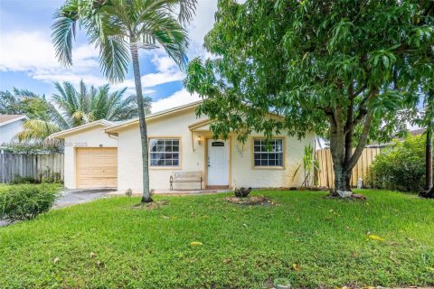 House in North Lauderdale, Florida 3 bedrooms, 119.66 sq.m. № 1890392 - photo 2