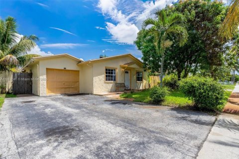House in North Lauderdale, Florida 3 bedrooms, 119.66 sq.m. № 1890392 - photo 1