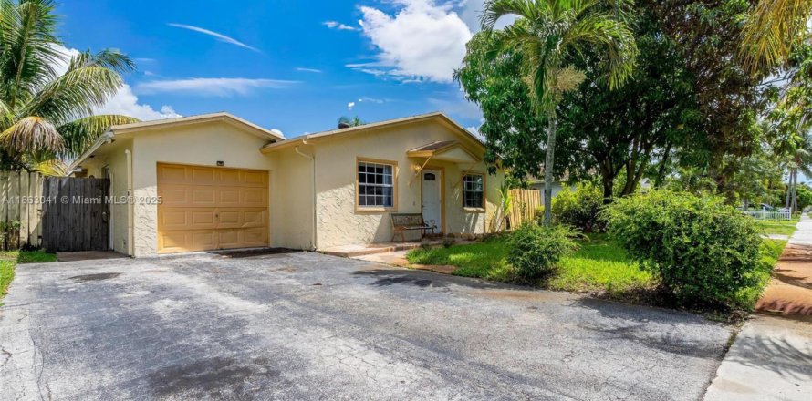 House in North Lauderdale, Florida 3 bedrooms, 119.66 sq.m. № 1890392