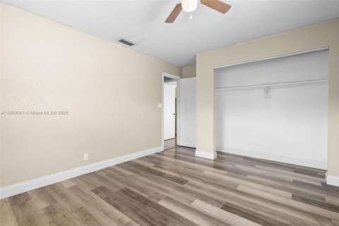 House in North Lauderdale, Florida 3 bedrooms, 119.66 sq.m. № 1890392 - photo 16