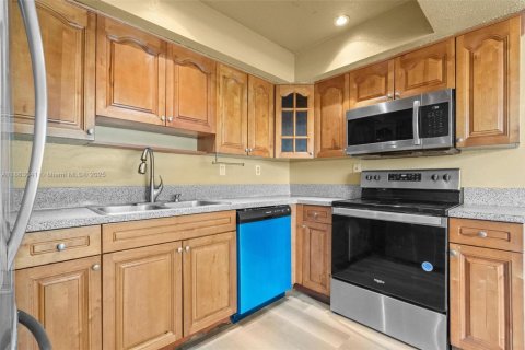 House in North Lauderdale, Florida 3 bedrooms, 119.66 sq.m. № 1890392 - photo 6