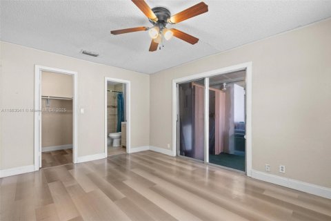 House in North Lauderdale, Florida 3 bedrooms, 119.66 sq.m. № 1890392 - photo 13