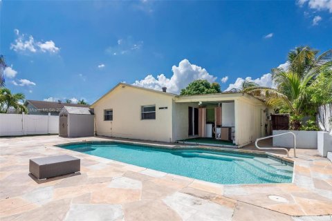 House in North Lauderdale, Florida 3 bedrooms, 119.66 sq.m. № 1890392 - photo 23