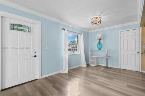 House in North Lauderdale, Florida 3 bedrooms, 119.66 sq.m. № 1890392 - photo 3
