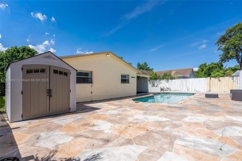 House in North Lauderdale, Florida 3 bedrooms, 119.66 sq.m. № 1890392 - photo 21
