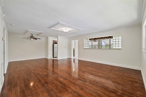 Condo in Saint Petersburg, Florida, 2 bedrooms  № 1848542 - photo 15