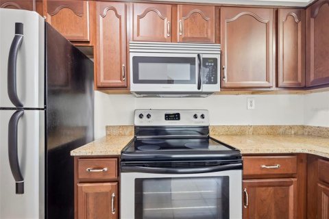 Condo in Saint Petersburg, Florida, 2 bedrooms  № 1848542 - photo 9
