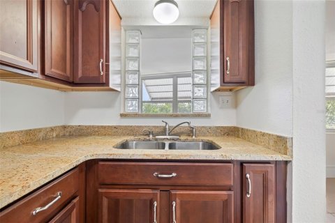 Condo in Saint Petersburg, Florida, 2 bedrooms  № 1848542 - photo 10