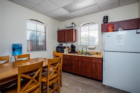 Immobilier commercial à vendre à Lady Lake, Floride: 325.99 m2 № 1107279 - photo 9