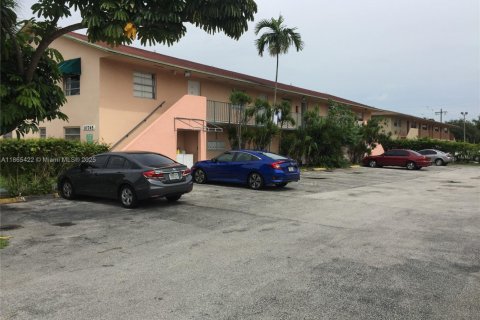 Condo in Sweetwater, Florida, 1 bedroom  № 1893314 - photo 1
