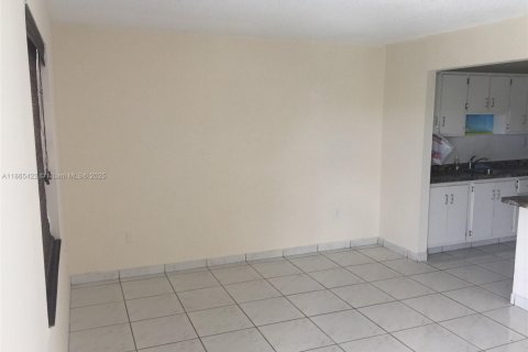 Condo in Sweetwater, Florida, 1 bedroom  № 1893314 - photo 2