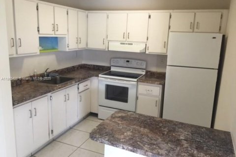 Condo in Sweetwater, Florida, 1 bedroom  № 1893314 - photo 4