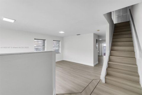 Touwnhouse à vendre à Miami, Floride: 3 chambres, 141.49 m2 № 1957567 - photo 4