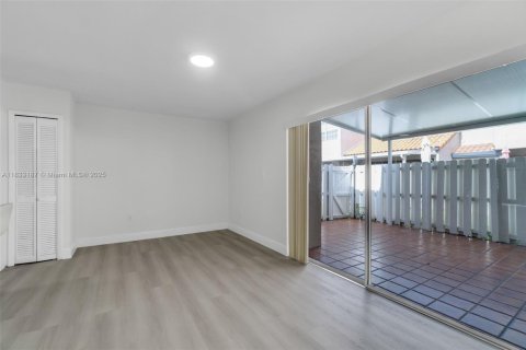 Touwnhouse à vendre à Miami, Floride: 3 chambres, 141.49 m2 № 1957567 - photo 12