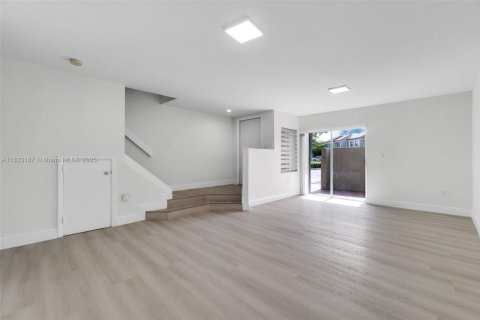 Touwnhouse à vendre à Miami, Floride: 3 chambres, 141.49 m2 № 1957567 - photo 5