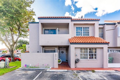 Touwnhouse à vendre à Miami, Floride: 3 chambres, 141.49 m2 № 1957567 - photo 1