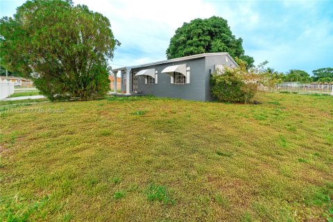 Купить виллу или дом в Майами-Гарденс, Флорида 3 спальни, 80.27м2, № 2026850 - фото 18