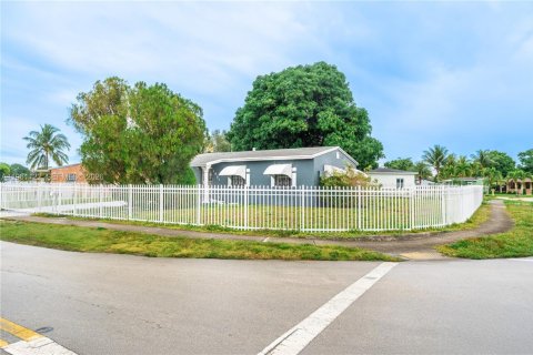 Купить виллу или дом в Майами-Гарденс, Флорида 3 спальни, 80.27м2, № 2026850 - фото 5