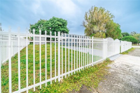 Купить виллу или дом в Майами-Гарденс, Флорида 3 спальни, 80.27м2, № 2026850 - фото 19