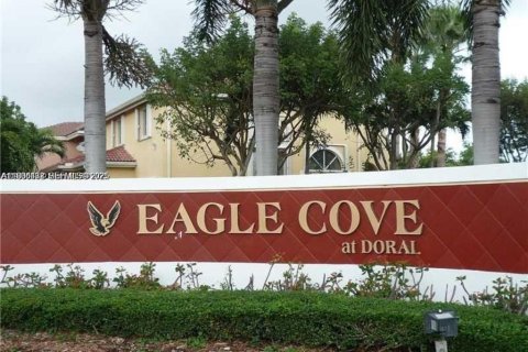 Touwnhouse à vendre à Doral, Floride: 2 chambres, 125.6 m2 № 1994394 - photo 1