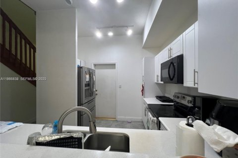 Touwnhouse à vendre à Doral, Floride: 2 chambres, 125.6 m2 № 1994394 - photo 13
