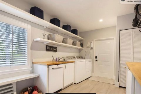 Casa en alquiler en Miami, Florida, 4 dormitorios, 340.12 m2 № 2035987 - foto 20