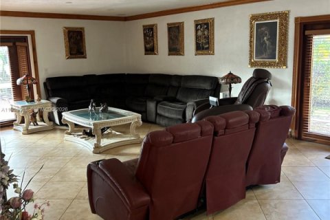 Casa en venta en Miami, Florida, 4 dormitorios, 197.14 m2 № 2008142 - foto 11