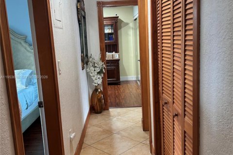 Casa en venta en Miami, Florida, 4 dormitorios, 197.14 m2 № 2008142 - foto 12