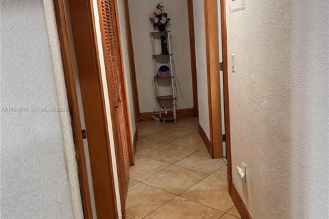 Casa en venta en Miami, Florida, 4 dormitorios, 197.14 m2 № 2008142 - foto 13