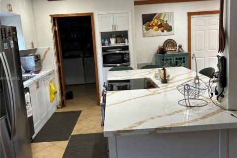 Casa en venta en Miami, Florida, 4 dormitorios, 197.14 m2 № 2008142 - foto 7