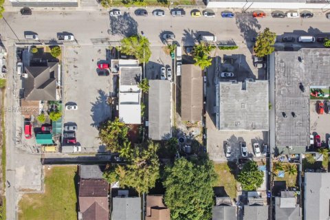 Commercial property in Miami, Florida 282.05 sq.m. № 2001092 - photo 18