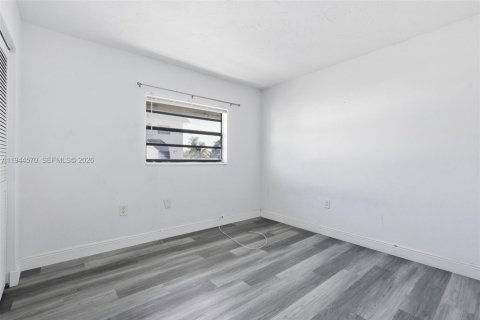 Commercial property in Miami, Florida 282.05 sq.m. № 2001092 - photo 14