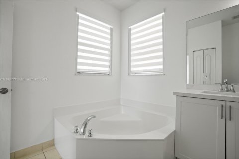House in Homestead, Florida 3 bedrooms, 191.19 sq.m. № 1924139 - photo 29