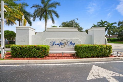 House in Homestead, Florida 3 bedrooms, 191.19 sq.m. № 1924139 - photo 1