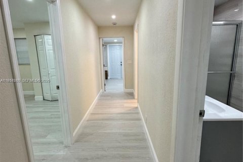 Casa en venta en Hallandale Beach, Florida, 4 dormitorios, 125.7 m2 № 2011694 - foto 25