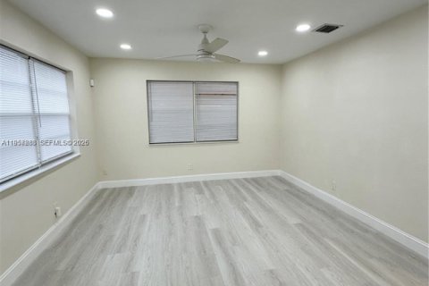 Casa en venta en Hallandale Beach, Florida, 4 dormitorios, 125.7 m2 № 2011694 - foto 3