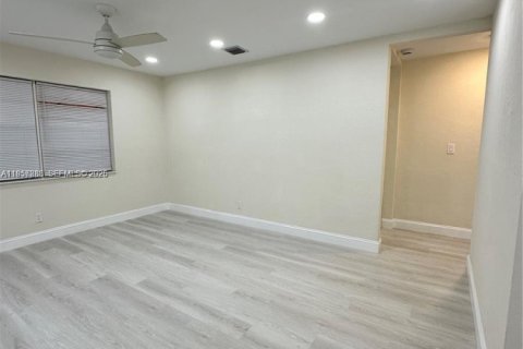 Casa en venta en Hallandale Beach, Florida, 4 dormitorios, 125.7 m2 № 2011694 - foto 4