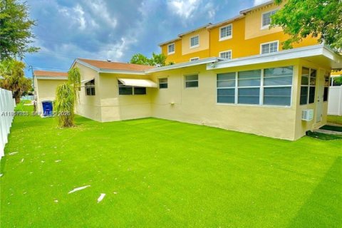 Casa en venta en Hallandale Beach, Florida, 4 dormitorios, 125.7 m2 № 2011694 - foto 30