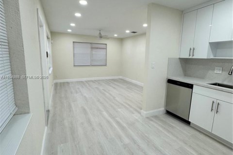 Casa en venta en Hallandale Beach, Florida, 4 dormitorios, 125.7 m2 № 2011694 - foto 9