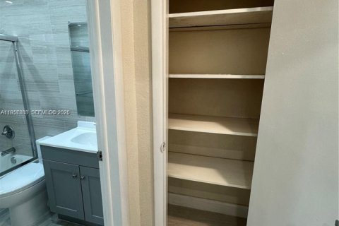 Casa en venta en Hallandale Beach, Florida, 4 dormitorios, 125.7 m2 № 2011694 - foto 22