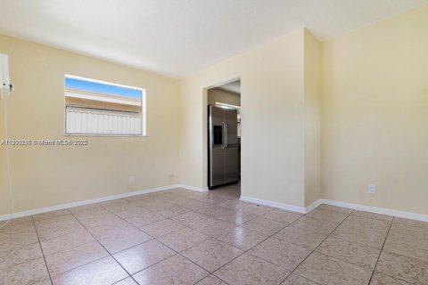 Casa en alquiler en Hallandale Beach, Florida, 2 dormitorios, 60.94 m2 № 1955708 - foto 9