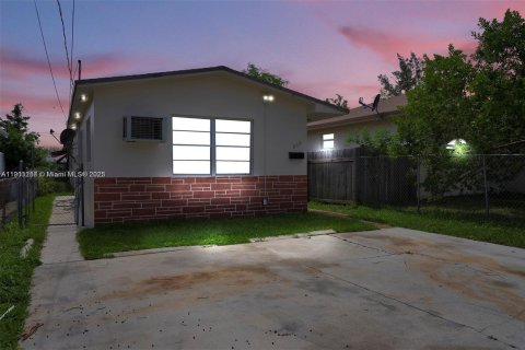 Casa en alquiler en Hallandale Beach, Florida, 2 dormitorios, 60.94 m2 № 1955708 - foto 12